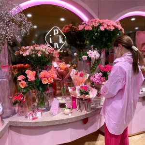 2階「Pink by Aoyama Flower Market」スタッフ